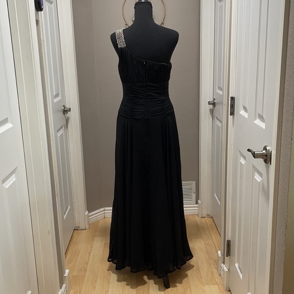 Black Formal Dress. Size 10. - Picture 3 of 6